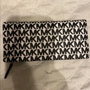 Michael Kors Black & White Wallet